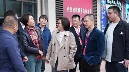 【政企攜手，共繪發(fā)展藍(lán)圖】區(qū)人大常委會蒞臨我司，共探企業(yè)發(fā)展新篇章